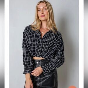 Black and white cropped long sleeve. Size medium! Perfect for game day!